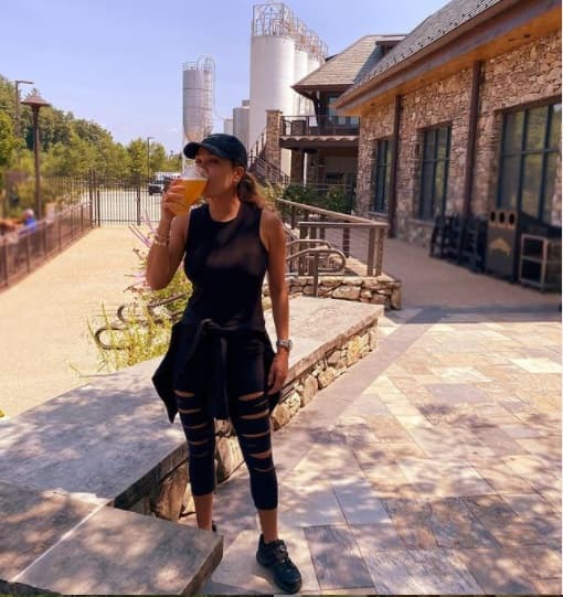 Desde luego, la presentadora también se dio tiempo para darse una escapada y beber una refrescante cervecita en la Sierra Nevada.