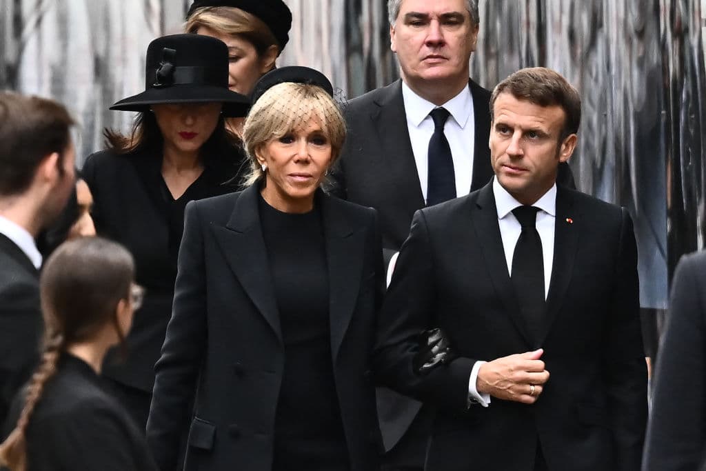 Asiste también al funeral el presidente francés, 
<b>Emmanuel Macron</b>, con su esposa 
<b>Brigitte Macron</b>. Fueron unos de los primeros en llegar a Westminster.