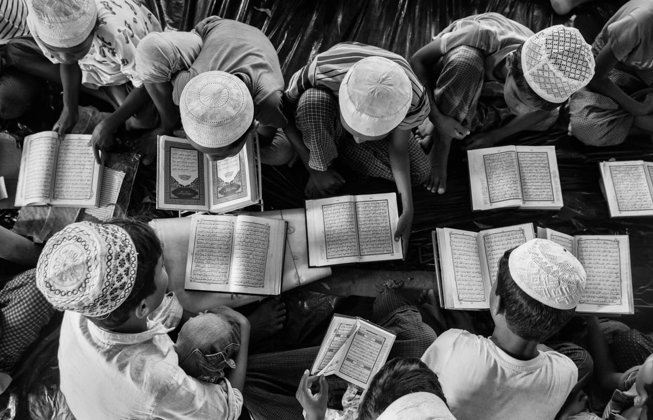 Niños refugiados rohingya estudian el Corán, el libro sagrado del islam, en una escuela religiosa de Cox's Bazar, Bangladesh. Un informe de Human Rights Watch de 2013 ya denunciaba la violencia en Rakhine como una “campaña coordinada para trasladar o eliminar a los musulmanes del estado”, sin embargo no hubo demasiada repercusión internacional.