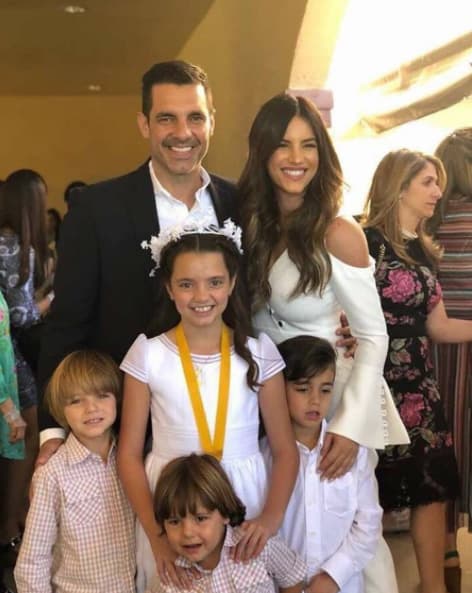 Fue con esta imagen del bautizo de su hija que Gaby Espino y Cristóbal Lander desataron muchos comentarios en redes sociales. Sus seguidores aplaudieron que los actores hayan posado juntos después de haber tenido una
<b> separación poco amigable</b> hace siete años. Recordemos su historia.