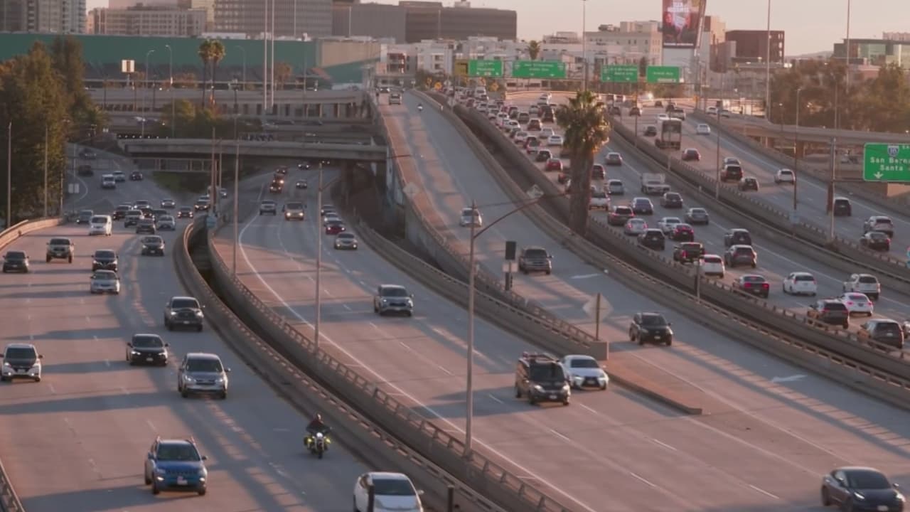 Lanzan programa para reducir el tráfico en Los Ángeles, el metro pagará a voluntarios que dejen su auto guardado