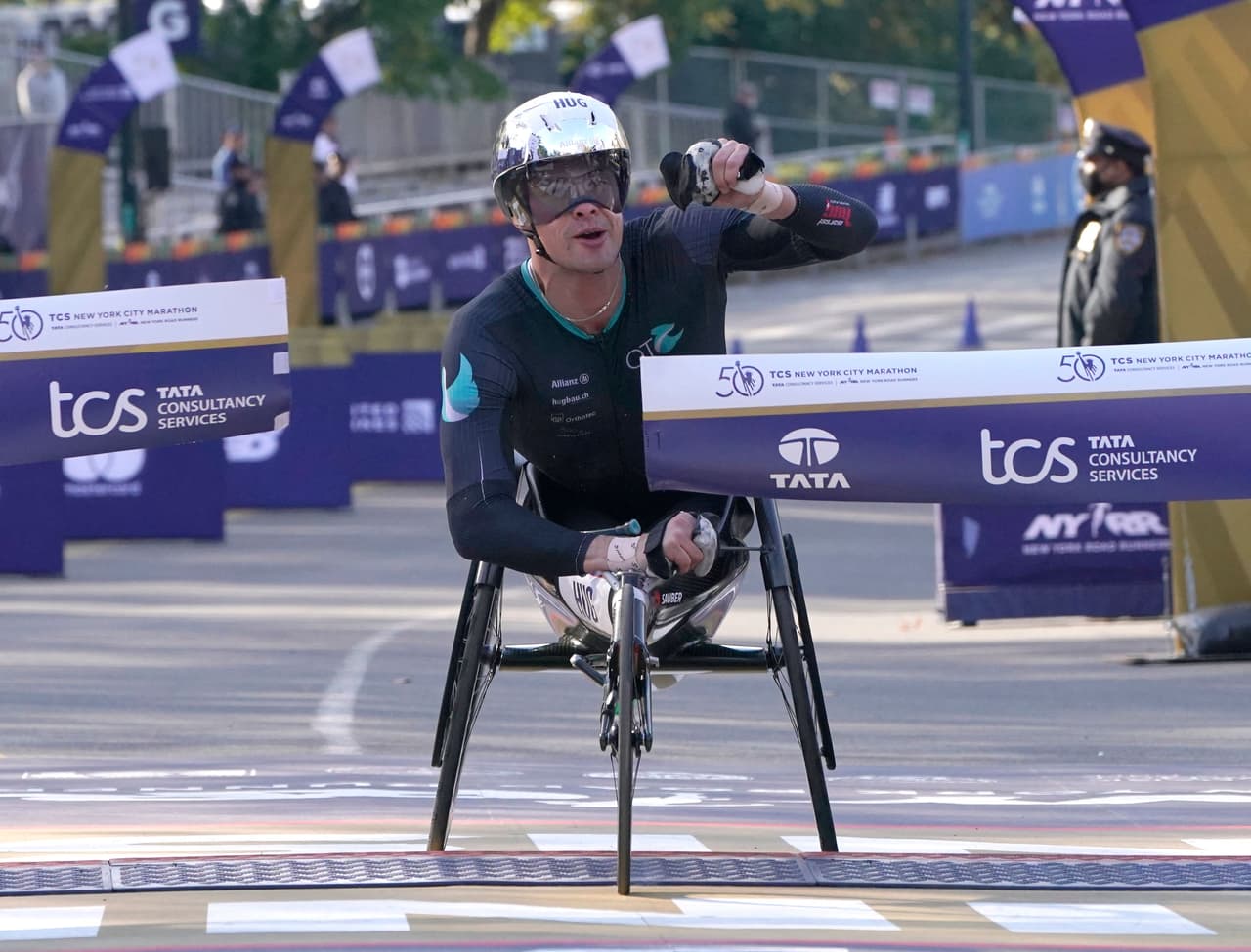 Marcel Hug aseguró su cuarta victoria en NYC en la división masculina de silla de ruedas y Madison de Rozario ganó la carrera femenina en silla de ruedas.