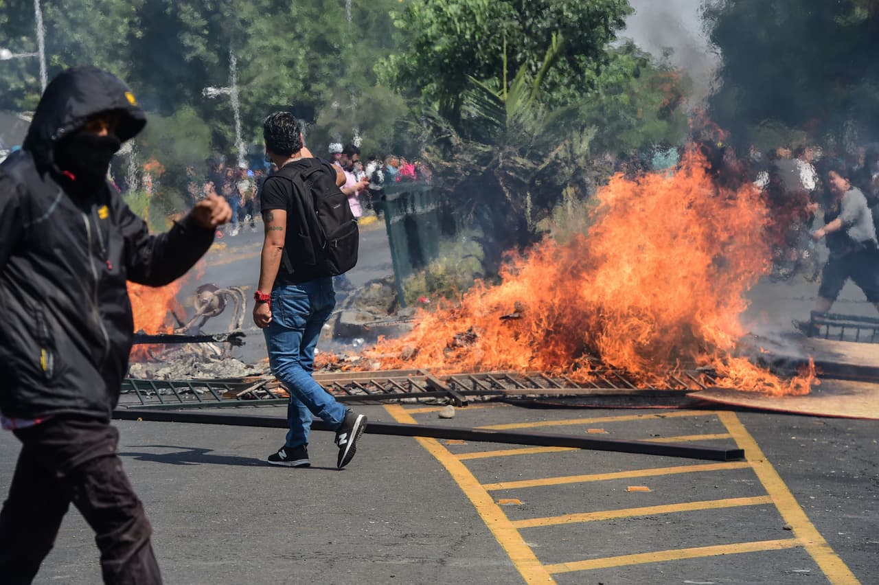 De acuerdo con reportes de medios locales, la policía tuvo que replegarse en algunos lugares al verse desbordada por los manifestantes, quienes levantaron barricadas y cortaron el tránsito de vehículos.
