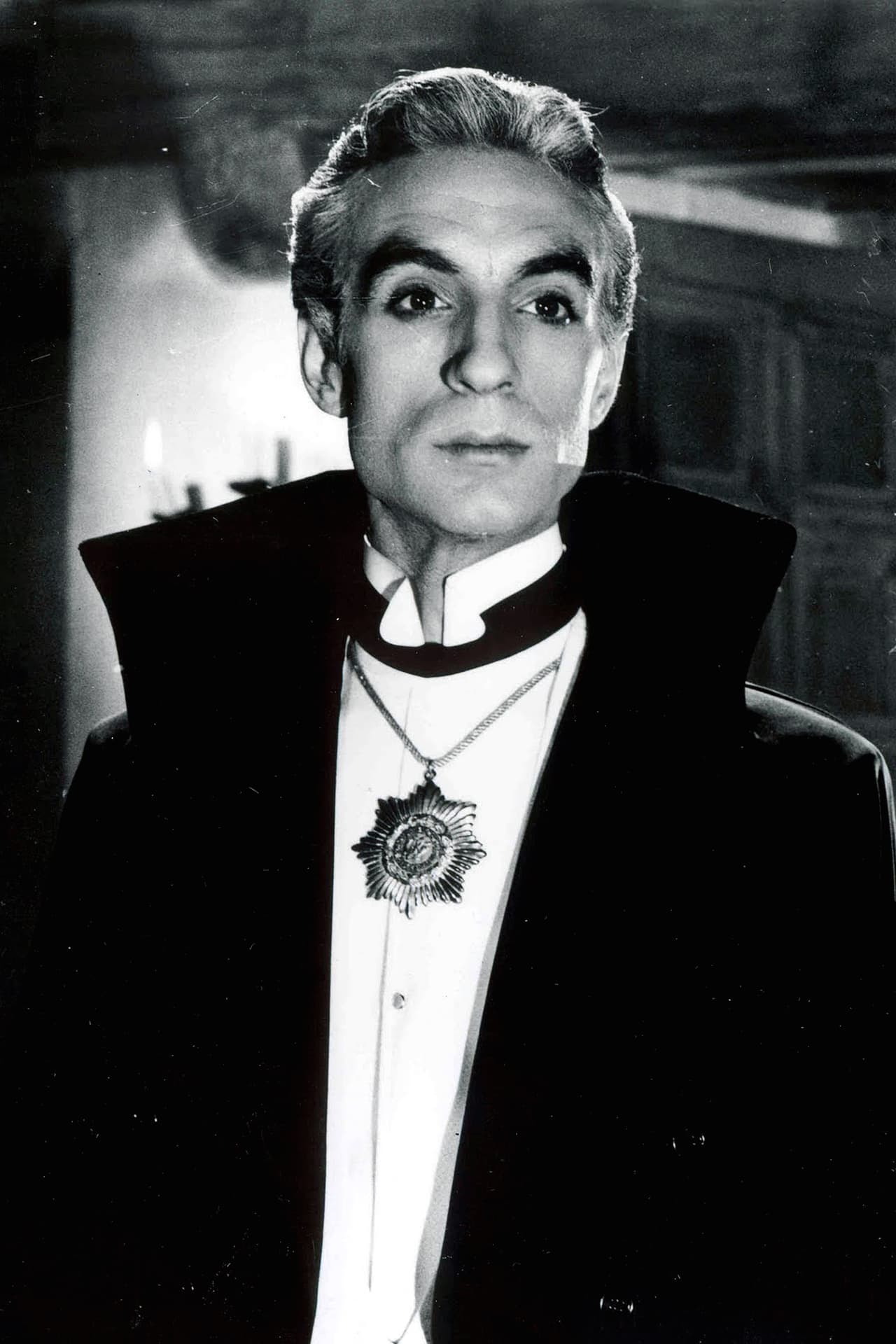 El primer actor participó en la película "El vampiro" en 1957 y un año más tarde protagonizó El ataúd del vampiro. Con estos filmes Robles brilló a nivel internacional.