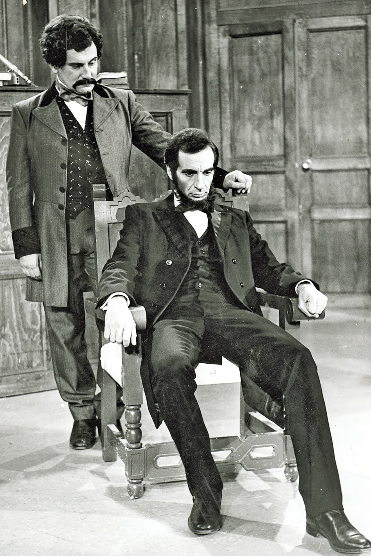 En teatro se desempeñó exitosamente con obras como "Los hermanos Karamazov", "La dama de las Camelias", "Luces de bohemia", y "La dama de negro".