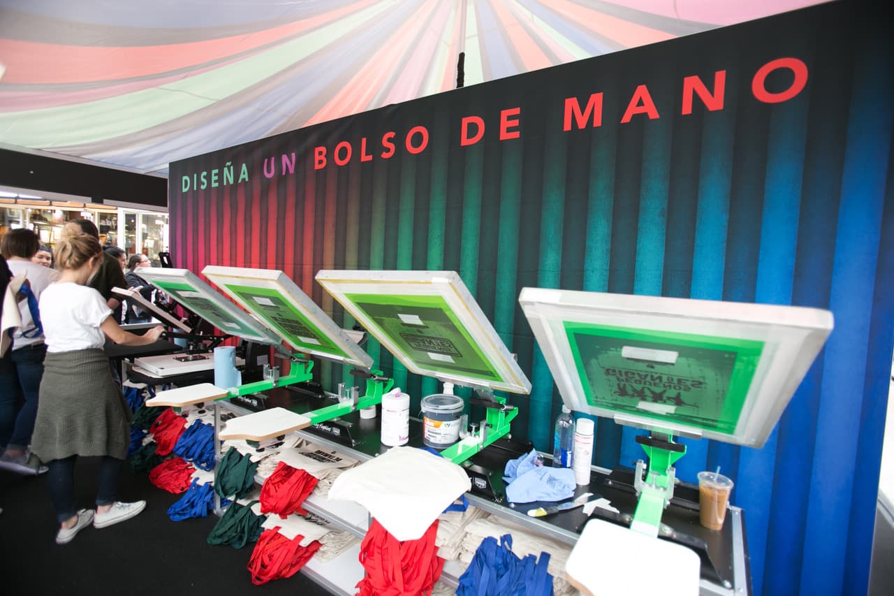 Los niños dieron rienda suelta a su creatividad diseñando bolsos de mano.