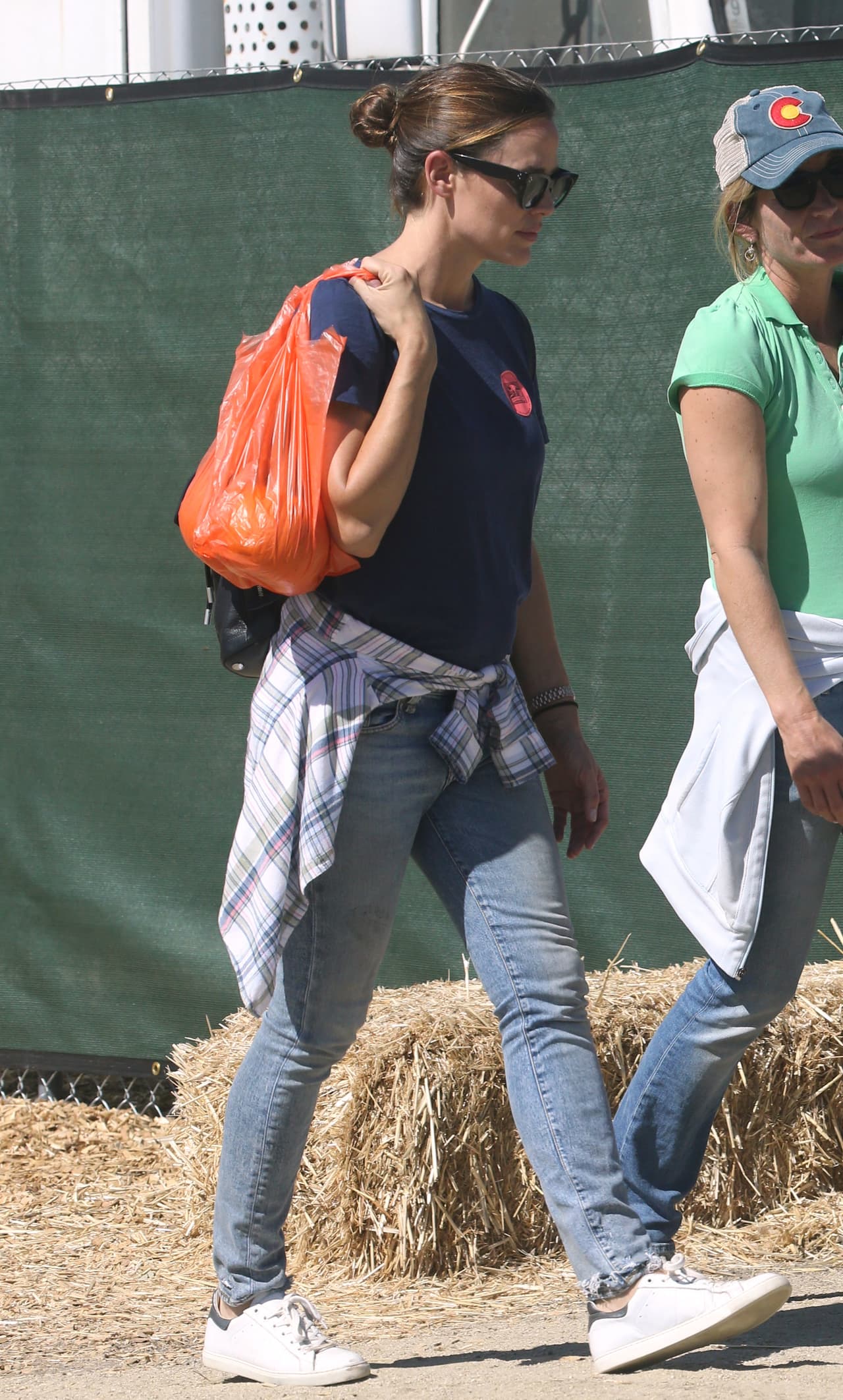 Jen muy atenta buscando en el comercio.