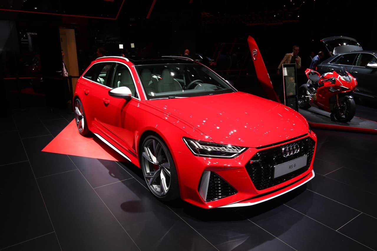 <u><b>Audi RS 6 Avant</b></u>
<br>
<br>Audi celebra 25 años de su icónica submarca RS y el inicio del próximo capítulo del RS 6 Avant, un ‘station wagon’ de alto rendimiento que por primera vez en la historia formará parte del portafolio de productos del fabricante alemán para el mercado estadounidense. Este modelo llega con el objetivo de repoblar una especie en peligro de extinción con atractivas características y atributos. 
<a href="https://www.univision.com/carros/mas-vale-tarde-que-nunca-audi-finalmente-comercializara-el-rs-6-avant-en-eeuu-fotos">Mira aquí los detalles de este potente ‘station wagon’</a>.