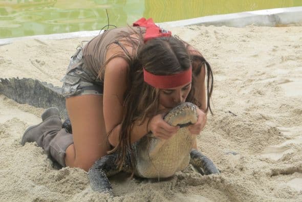 Pero cuando tocó el turno de Caipiriña, el caimán se dejó consentir.