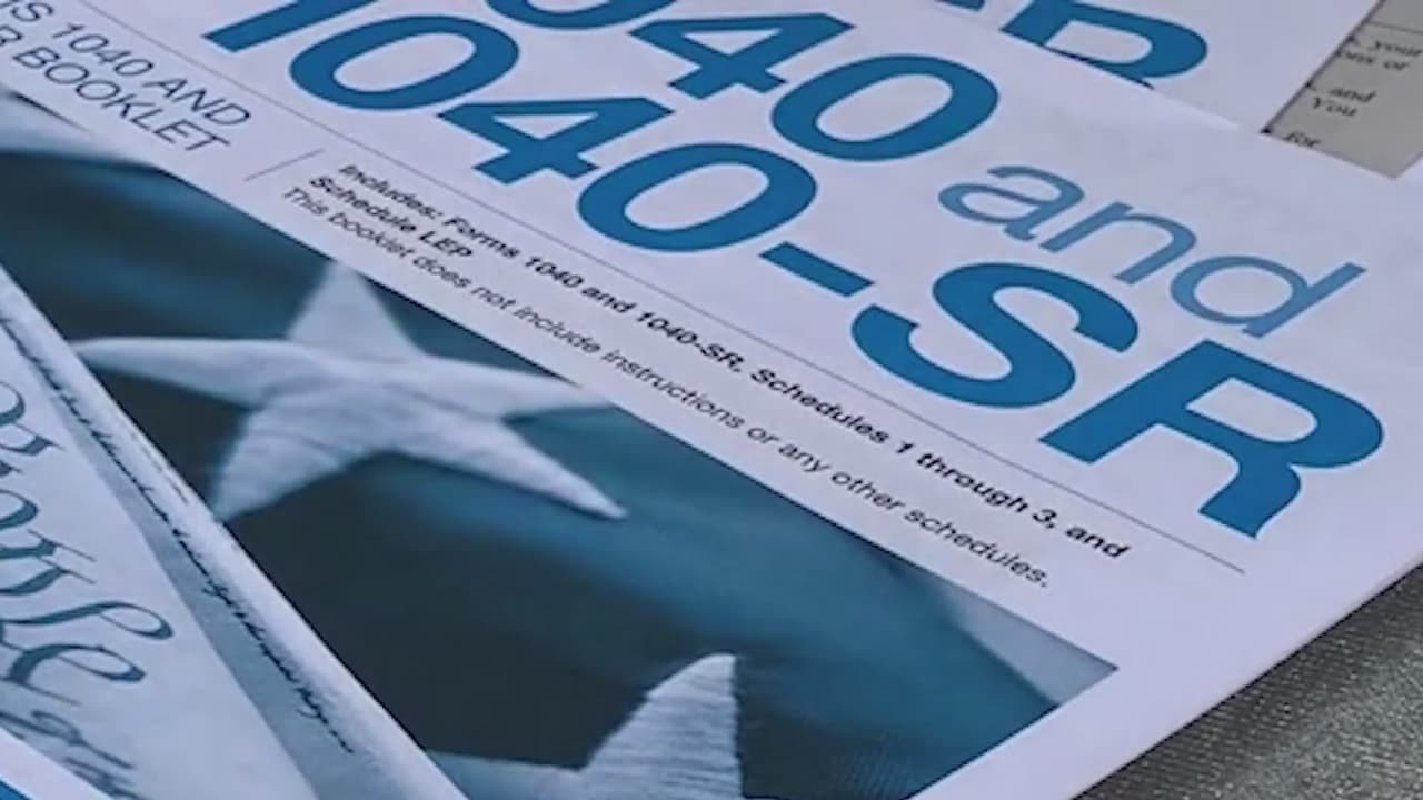 Los contribuyentes cuyo ingreso bruto ajustado fue de $72,000 o menos en 2019 pueden presentar sus impuestos federales de 2020 de forma gratuita a través de 
<a href="https://www.irs.gov/es/filing/free-file-do-your-federal-taxes-for-free" target="_blank">Free File del Servicio de Impuestos Internos</a> (IRS). Muchos de ellos también pueden hacer sus impuestos estatales sin cargo alguno.