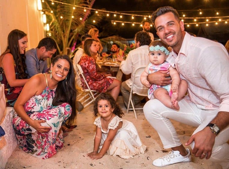 Silvana y Anabella lucen encantadoras en esta fotografía de un festejo en la playa.