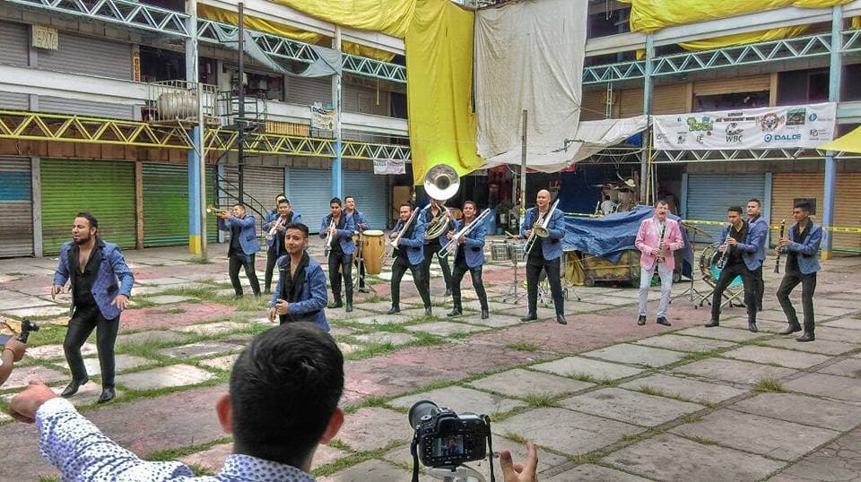 Una plaza comercial del barrio, sirvió de marco para que la banda interpretara este tema dedicado a las 'mujeres de la vida galante'.