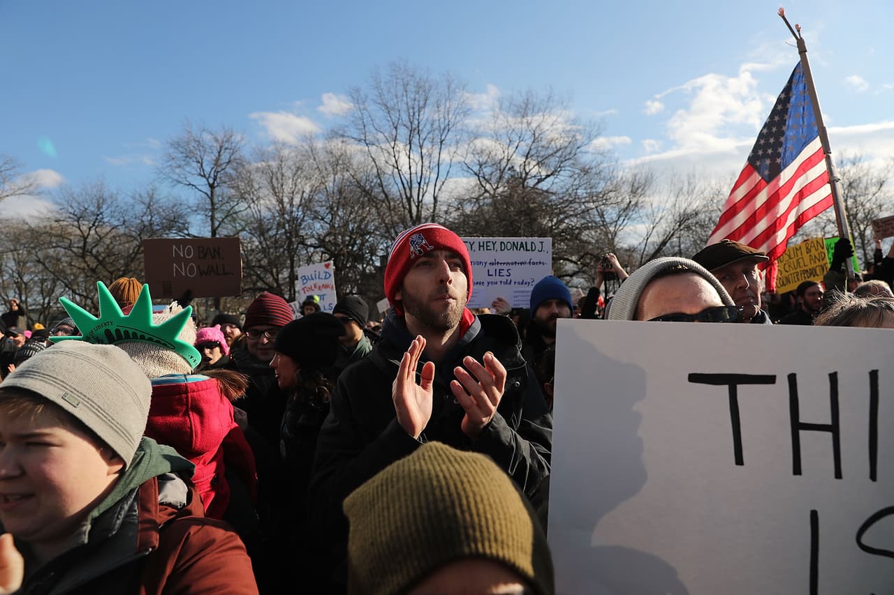 Un hombre aplaude en Battery Park, Nueva York.