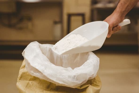 No uses una taza medidora para extraer harina de la bolsa. Esto hará que se compacte y que utilices más de lo que pide la receta.