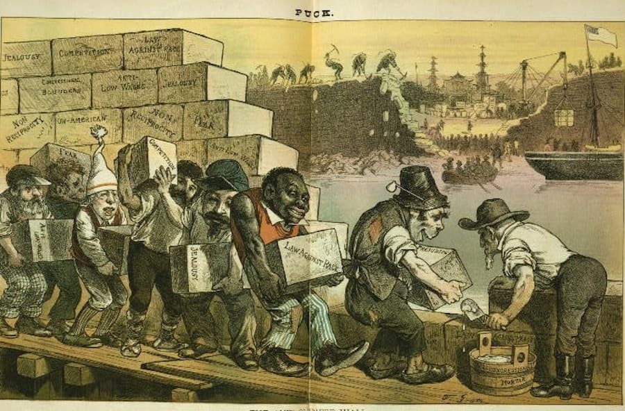 Los inmigrantes que se llevaron la peor parte del sentimiento xenófobo fueron los chinos. Este dibujo muestra a trabajadores de distintas nacionalidades y razas (
<b>un irlandés, un negro, un veterano de la Guerra Civil, un italiano, un francés, un judío</b>) unidos en la labor de construir un muro para evitar el paso de los orientales. Con cemento del Congreso, los hombres levantan un muro formado por ladrillos que representan el prejuicio, la no reciprocidad y el miedo. A lo lejos, en China, los barcos estadounidenses entran en el país con bienes comerciales mientras los ciudadanos chinos 
<b>tiran abajo sus fronteras</b>.