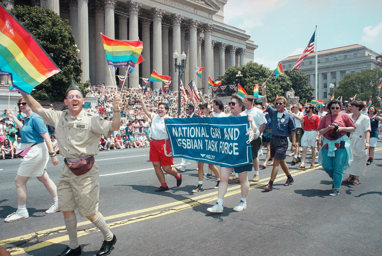 <b>La tradición</b>
<br>
<br>En 1785 se realizó el primer desfile para celebrar la declaración de independencia el cuatro de julio, en Bristol, Rhode Island.
<br>
<br>En 1941, 165 años después de la declaración de independencia, el congreso hizo que la fecha fuera un día libre y pago para los trabajadores.
<br>
<br>En la fotografía, tomada el cuatro de julio de 1993, un grupo de veteranos del ejército desfilan en Washington DC para apoyar los derechos de la comunidad gay.
<br>
