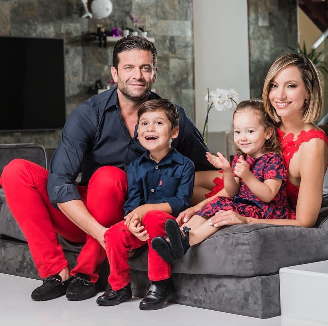 Satcha ha formado una hermosa familia desde agosto del 2013, fecha en la que contrajo matrimonio con Aaron Butler. En Despierta América hemos sido testigos de su enlace nupcial, el nacimiento de sus pequeños y de muchos más bellos sucesos en la vida de la presentadora.
<br>