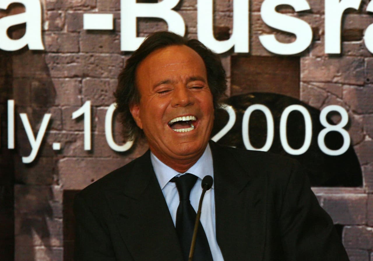 El intérprete de 'Tropecé con la misma piedra' ha sido el único artista en recibir Disco de Diamante por haber vendido el mayor número de álbumes en diferentes idiomas, en la historia: español, inglés, francés, alemán, portugués e italiano.