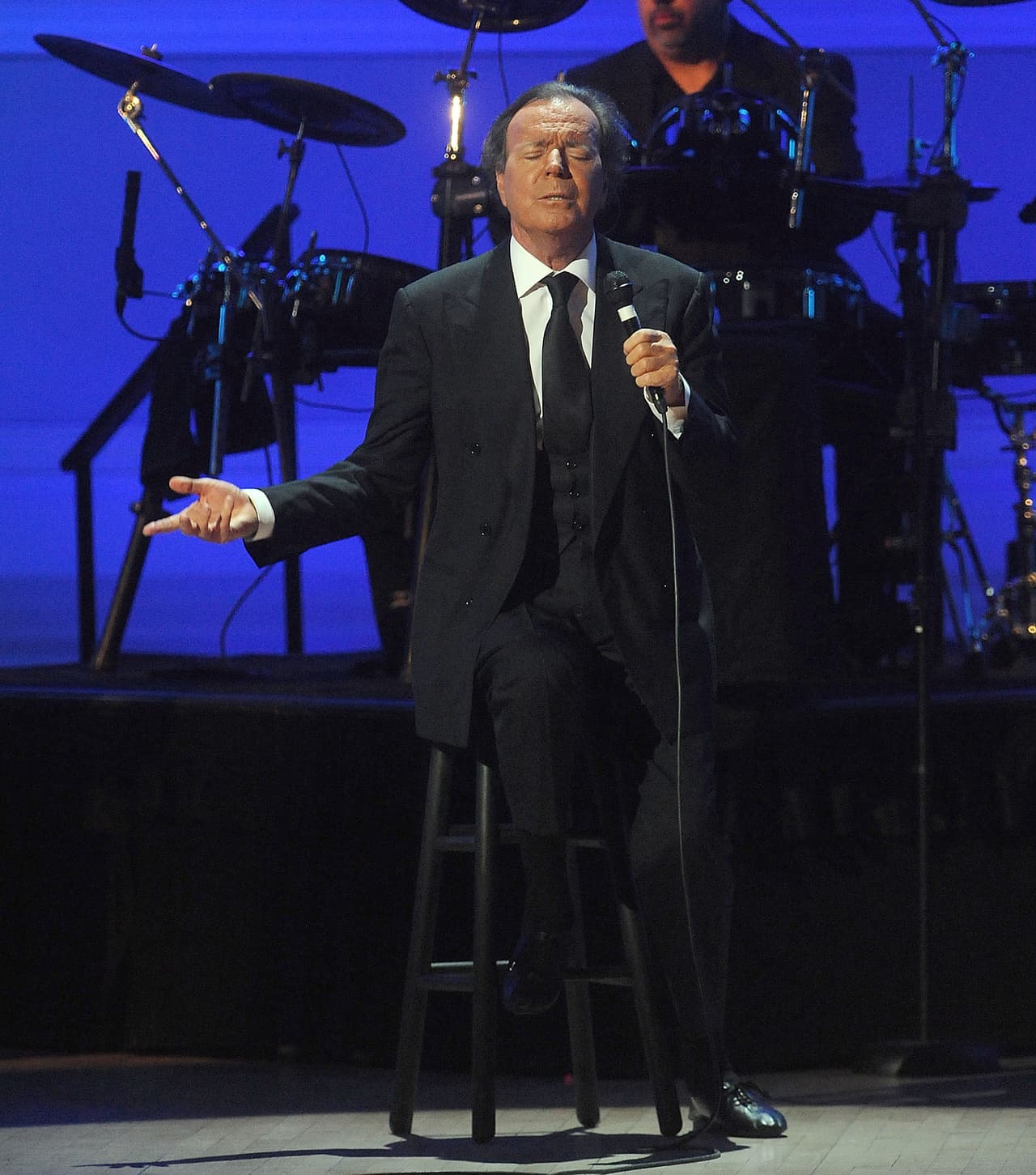 También ha conquistado los GRAMMY, Premios Billboard, ASCAP y Premio Lo Nuestro, donde fue reconocido como Premio a la Excelencia de la música latina en 1995.