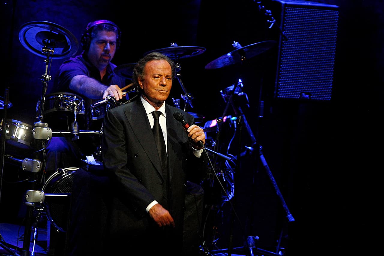 En 2013 ingresó al Salón de la Fama de Compositores Latinos, junto con otros cantautores: Manuel Alejandro, José Ángel Espinoza 'Ferrusquilla', Armando Manzanero, José Feliciano y Concha Valdez Miranda.