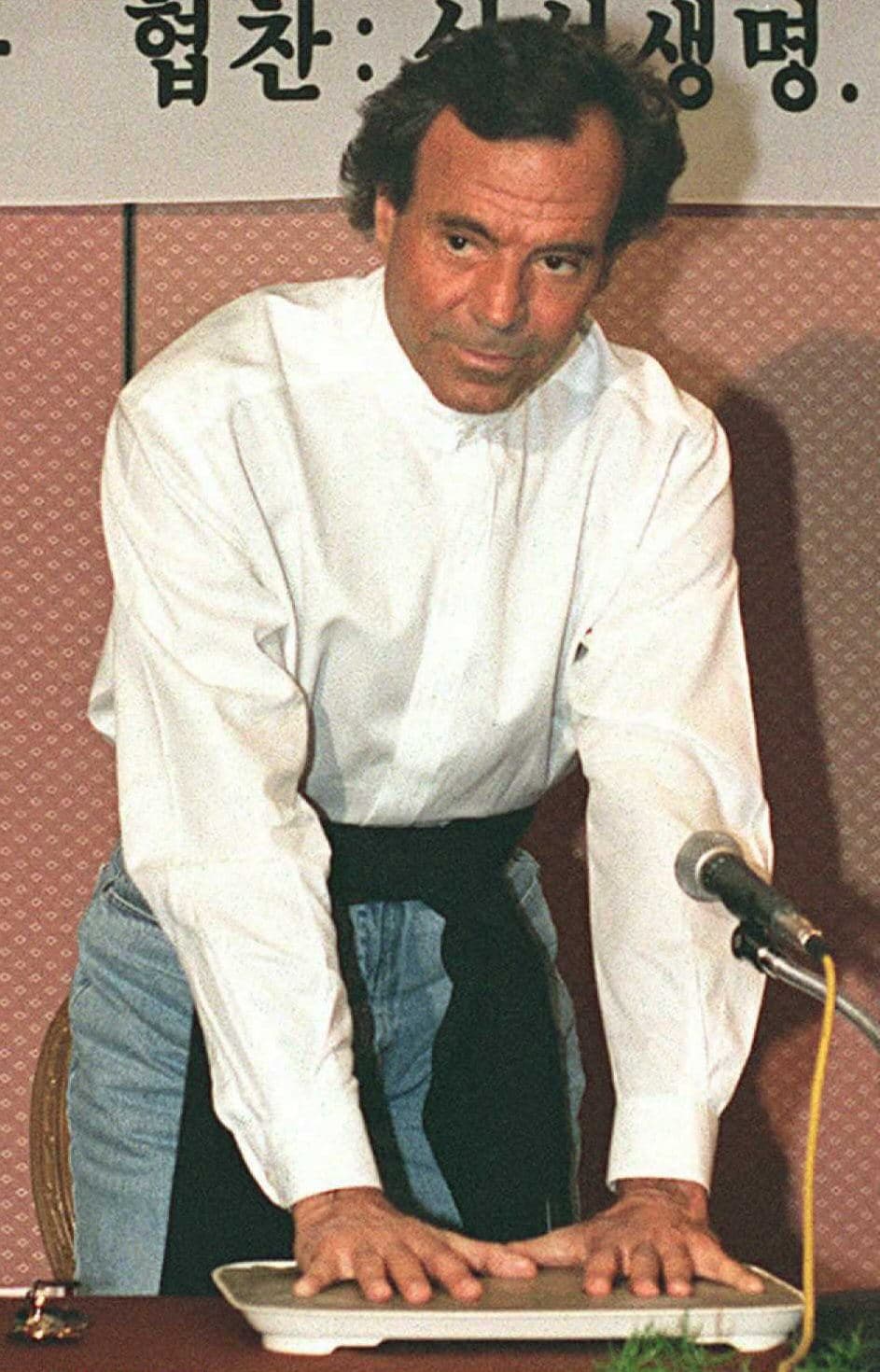 En 1988 se convirtió en el primer artista internacional en tener un especial de televisión, en directo, en la Televisión Nacional China en Pekín, con una audiencia de 400 millones de televidentes.