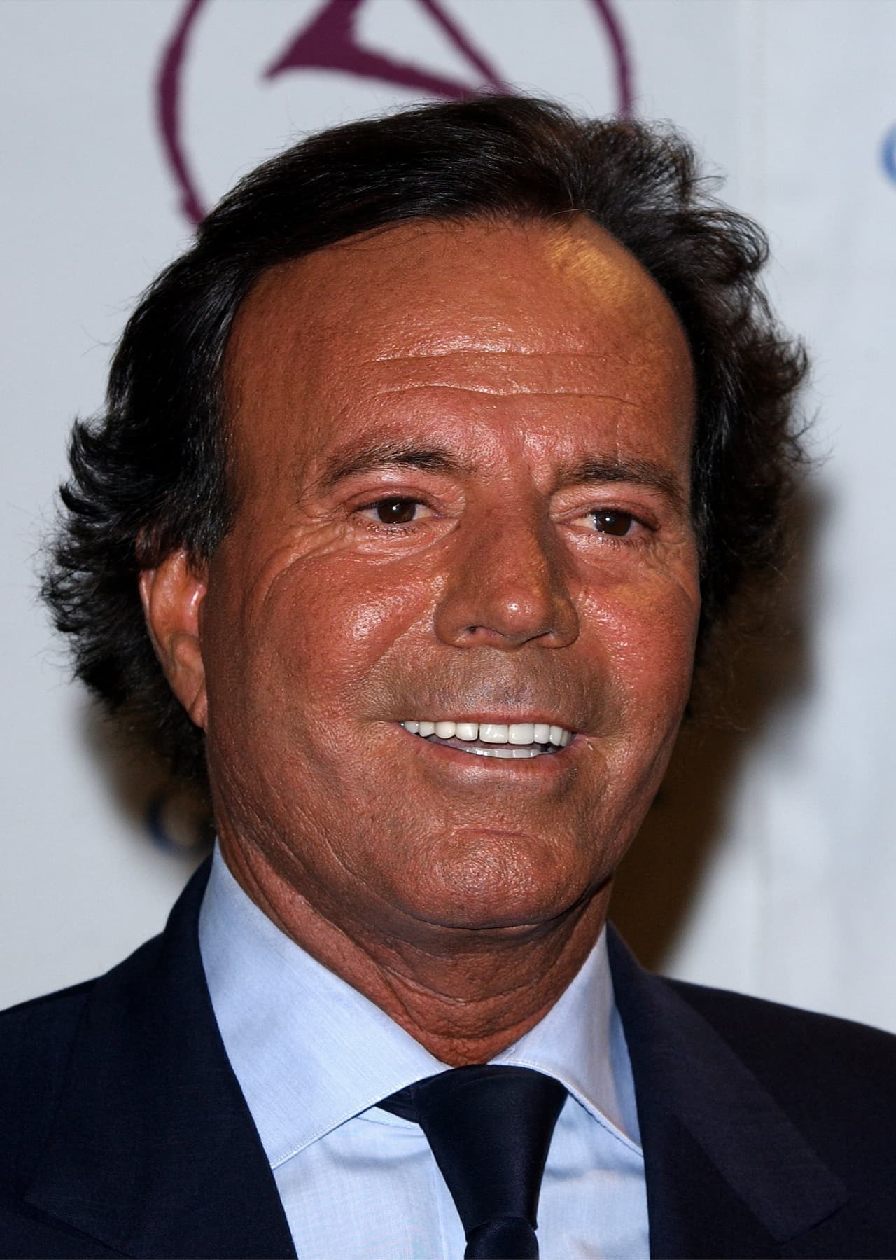 Un año después pasó a formar parte del Libro Guinness de los Récords, por haber vendido más discos en más idiomas, en la historia.