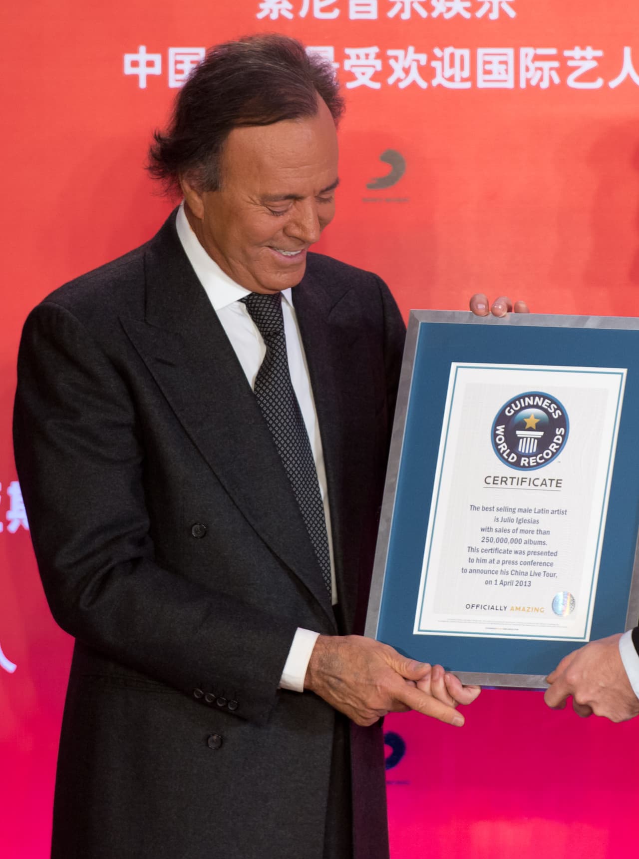 A principios de abril de 2013, el artista fue reconocido en Pekín por ser el artista latino que más discos ha vendido en el mundo. Recibió además la condecoración como el artista que más discos ha vendido en China.