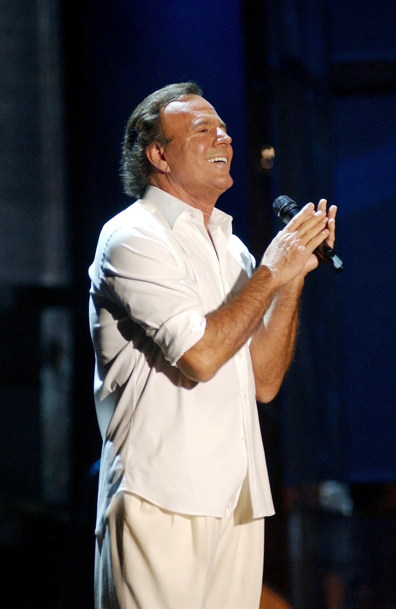 Julio Iglesias tiene cerca de 80 discos de estudio y ha grabado sus canciones en 14 idiomas como francés, italiano, portugués y tagalo.