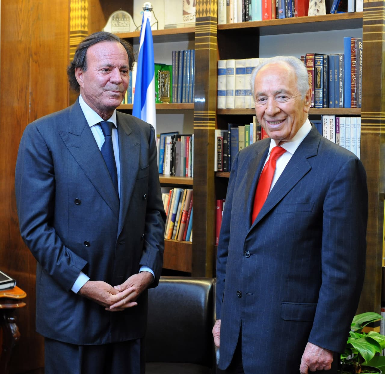 Su carrera musical lo ha llevado a conocer a grandes personajes como al presidente de Israel, Shimon Peres.