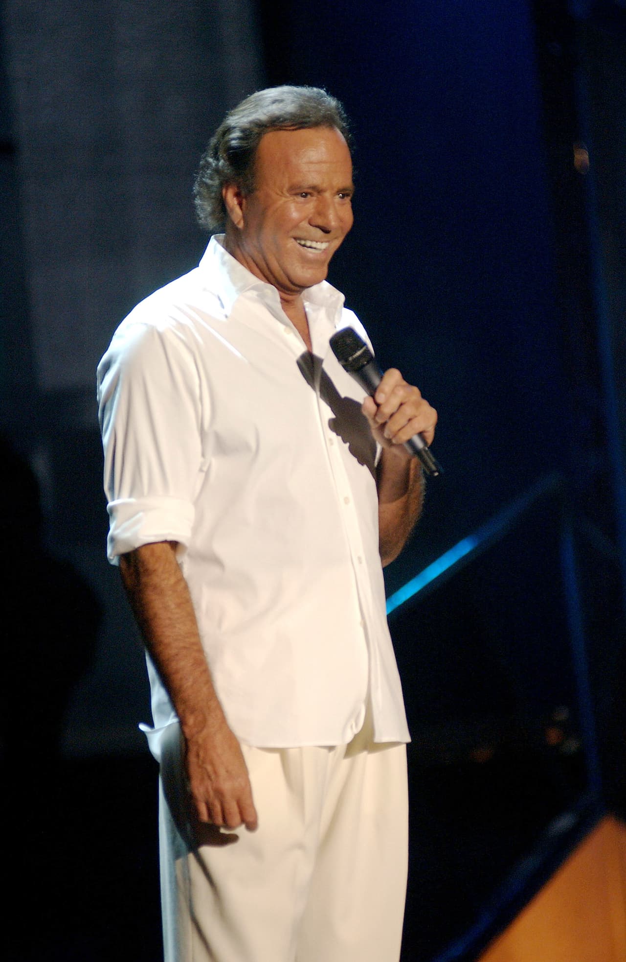 Dentro del ámbito personal, Julio Iglesias ha sido asediado por muchas mujeres. Por un tiempo se había creído que el cantante había estado con más de tres mil mujeres, pero eso ha sido desmentido por el cantante.