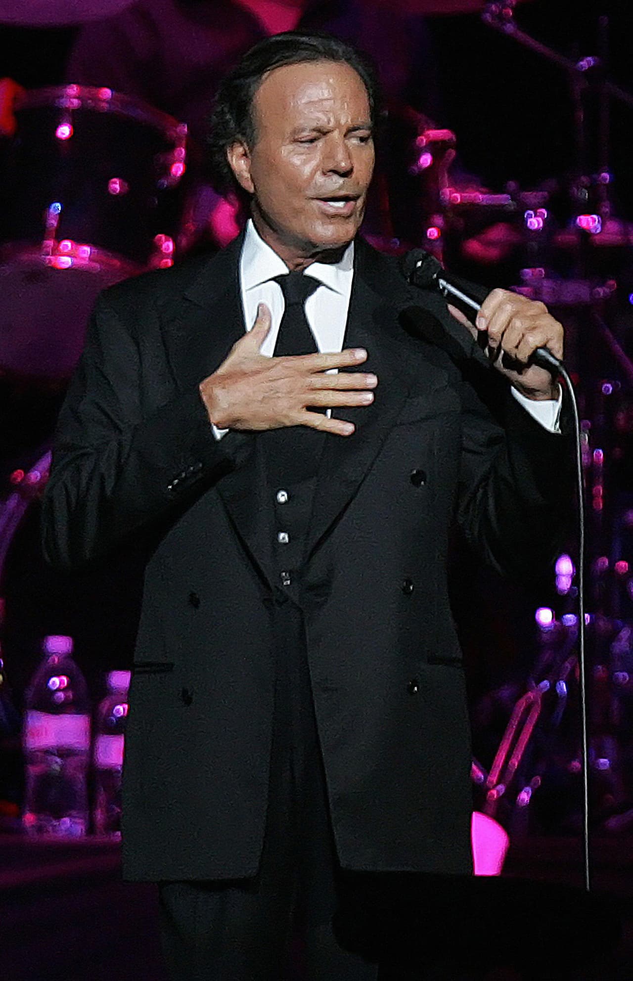 "Desde el principio me dijo '
<b><a href="https://www.univision.com/famosos/el-coronavirus-aumenta-el-sufrimiento-de-yadhira-carrillo-reducen-sus-dias-de-visita-en-prision-a-juan-collado-fotos" target="_blank">yo quiero ir al reclusorio</a> </b>a verlo, investígame si puedo pasar'", platicó. 
<br>