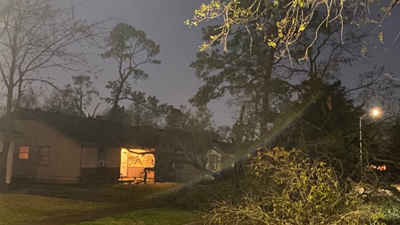 Miles de hogares se quedaron sin servicio eléctrico por los fuertes vientos.