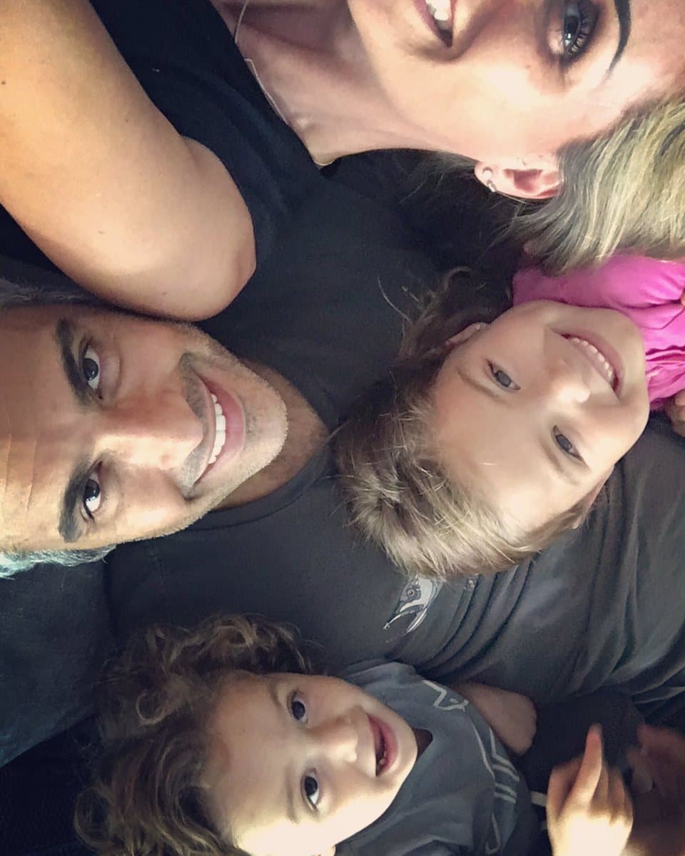 <b><a href="http://www.univision.com/temas/jaime-camil">Jaime</a></b> disfruta en grande el momento en que llega a su casa y puede reunirse con su familia para pasar momentos inolvidables juntos.