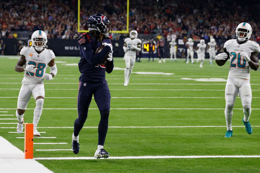 Pero de nuevo los Texans respondieron con otro pase de anotación, esta vez de Watson a Will Fuller, un envío de 73 yardas que puso 28-17 el marcador restando 4:21 de ese lapso.