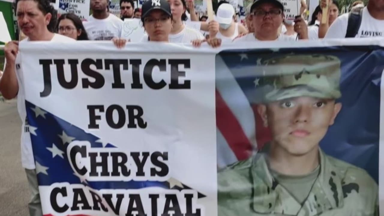 Chrys Carvajal, un soldado de la Guardia Nacional de Illinois, murió tras ser baleado en Belmont Cragin a principios de julio. Este fin de semana, familiares del joven de 19 años realizaron una marcha para exigir justicia y pedir ayuda para encontrar al responsable del caso. “No tengan miedo, hablen porque mi hijo no merecía esto, estaba lleno de vida y muchos sueños”, señaló la madre de Chrys.