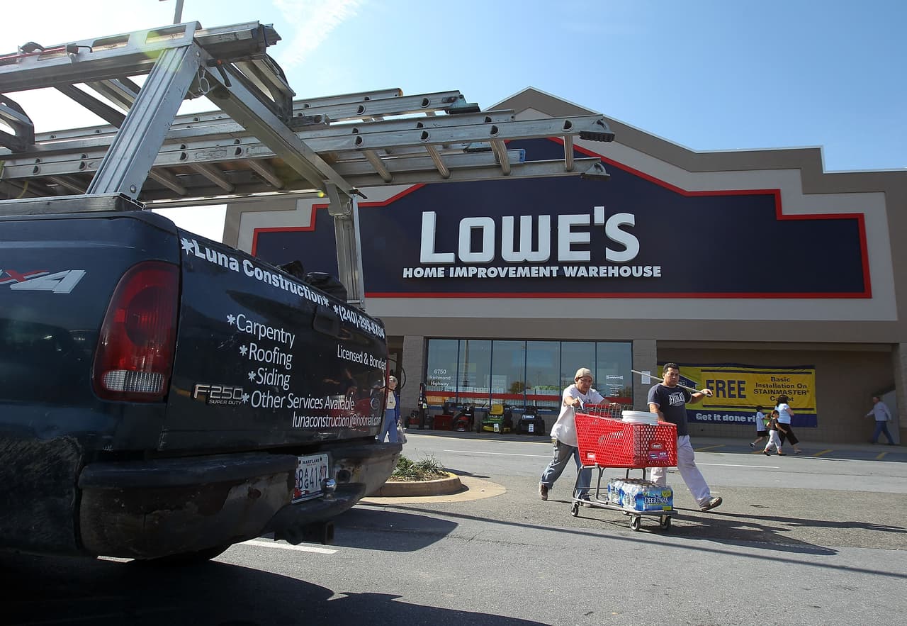 Una vez en Lowe's, los candidatos podrán hablar con gerentes de 
<i>contratación e incluso recibir ofertas en el momento</i> de la entrevista. 
<br>