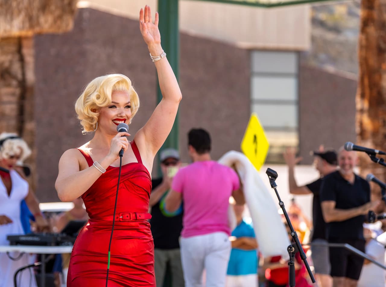 La actriz Alisha Soper se encargó de organizar a los 1,037 dobles de Marilyn Monroe a fin de que pudiera certificarse el récord mundial por Guinness.