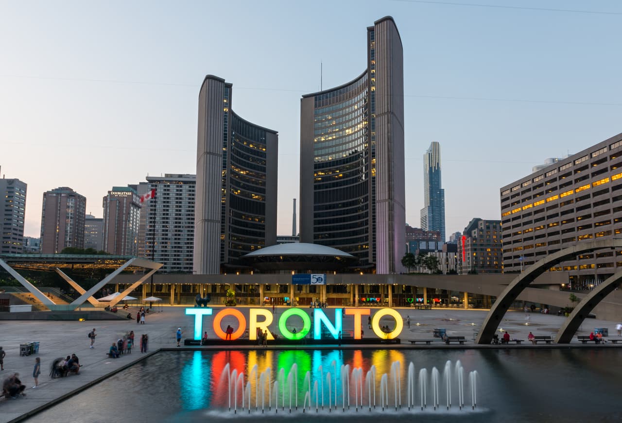 <b>Puesto 13. Toronto.</b> “El crecimiento económico, impulsado por la inmigración y la inversión global, ha preparado a la ciudad más grande de Canadá para grandes cosas”. Con casi la mitad de su población nacida en el extranjero, la ubicación de esta ciudad en el ranking está impulsada por su diversidad y la educación de los residentes.