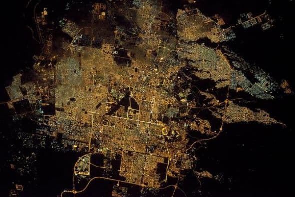 Una foto en alta definición de la ciudad de Riyadh, en Arabia Saudita, vista en la noche. La foto la tomó Oleg Artemyev.