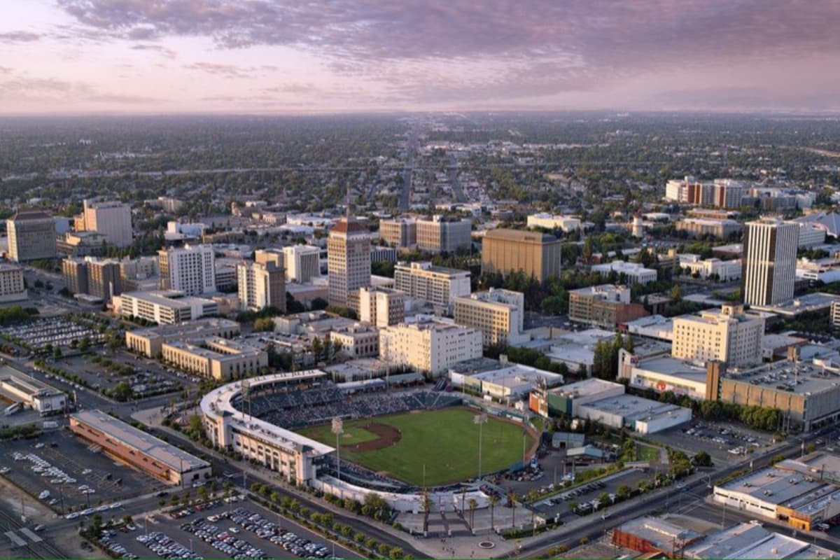 El cuatro lugar como la peor ciudad para que un soltero o soltera pueda vivir es Fresno, según la encuesta de Zumper, no hay suficientes citas amorosas en esta ciudad.