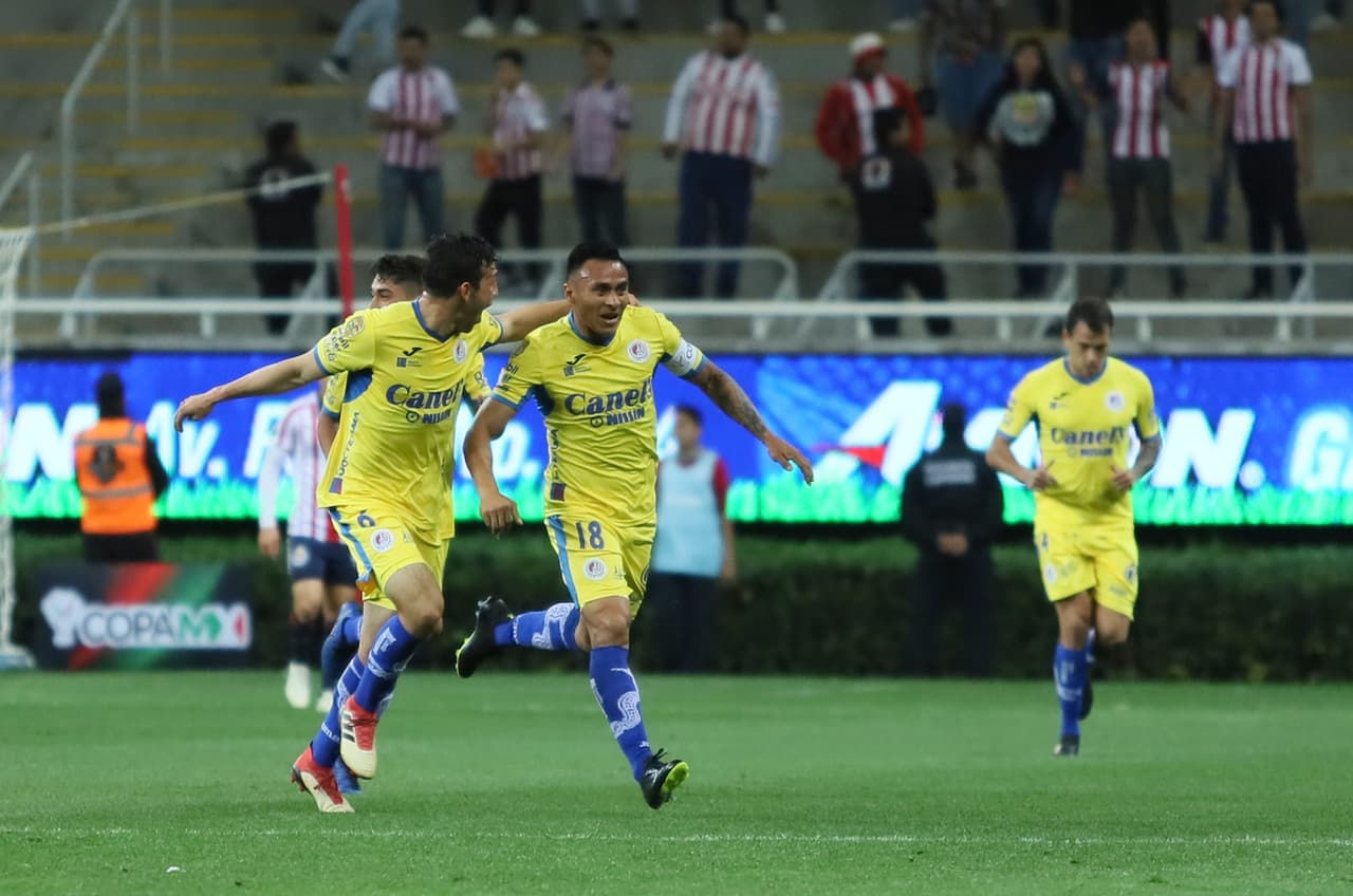 Pero quien no perdonó fue Noé Maya al minuto 27 con un buen golazo para el Atlético San Luis.