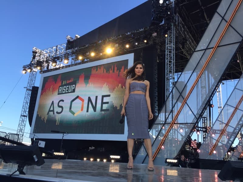 Cuando el sol empezó a caer, y mientras los asistentes al concierto se deleitaban con Fonseca, Residente, Jessey Joy, Alejandra Espinoza sorprendió con un nuevo look, uno más sofisticado y formal de falda tipo lápiz a la rodilla, sandalias plata y crop top.