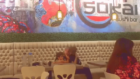 "Para los que me preguntan cómo se portan los niños cuando salimos a comer", escribió al lado de este video en el que se ve a dos de sus hijos llenarlo de caricias y besos, mientras intentan comer.