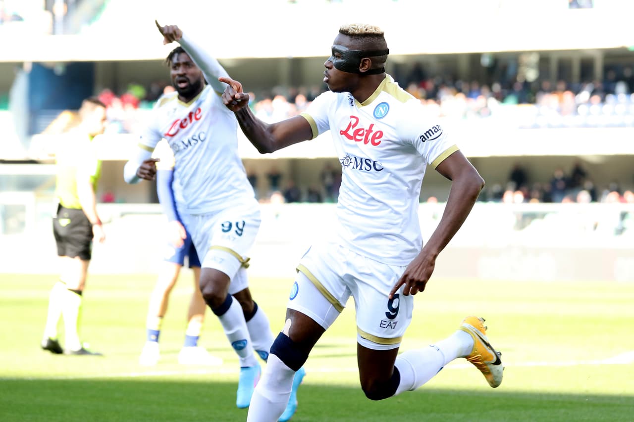 En un duelo donde el mexicano 'Chucky' Lozano jugó 63 minutos y tuvo un papel discreto, el nigeriano Victor Osimhen marcó los dos goles del Napoli, que valieron el triunfo ante Hellas Verona.