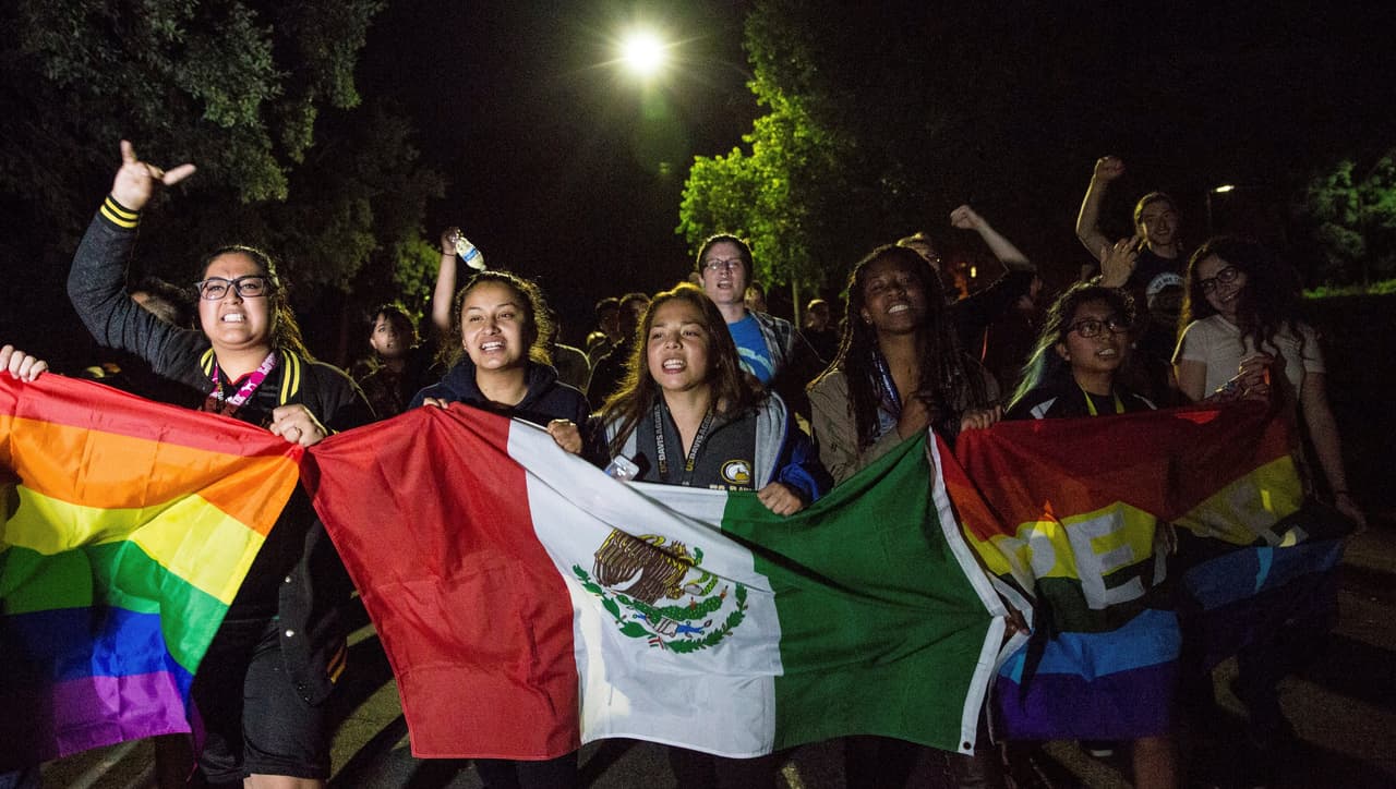 Estudiantes en la Universidad de California en Davis protestan tras conocerse la victoria de Trump en las elecciones presidenciales.