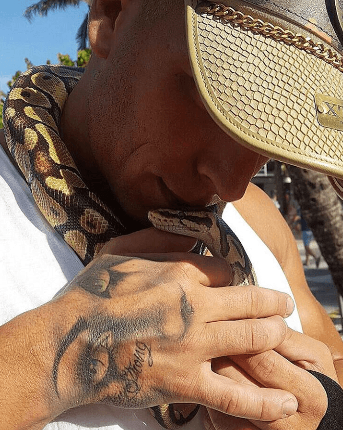 Cobraba a los turistas que posaban con su serpiente y ahora enfrenta la deportación
