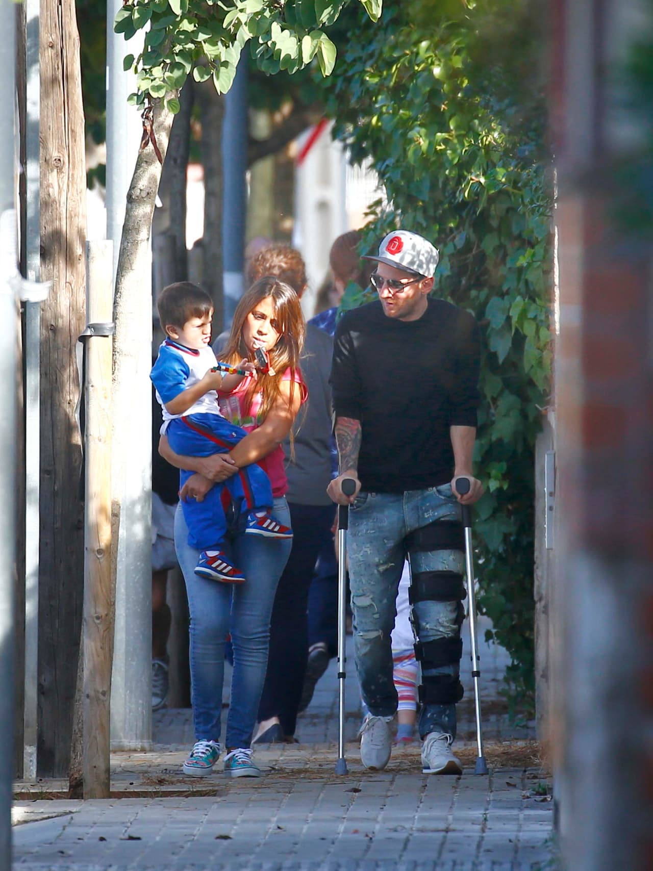 Tras su romperse un ligamento de la rodilla izquierda, Lionel Messi se pasea en muletas.