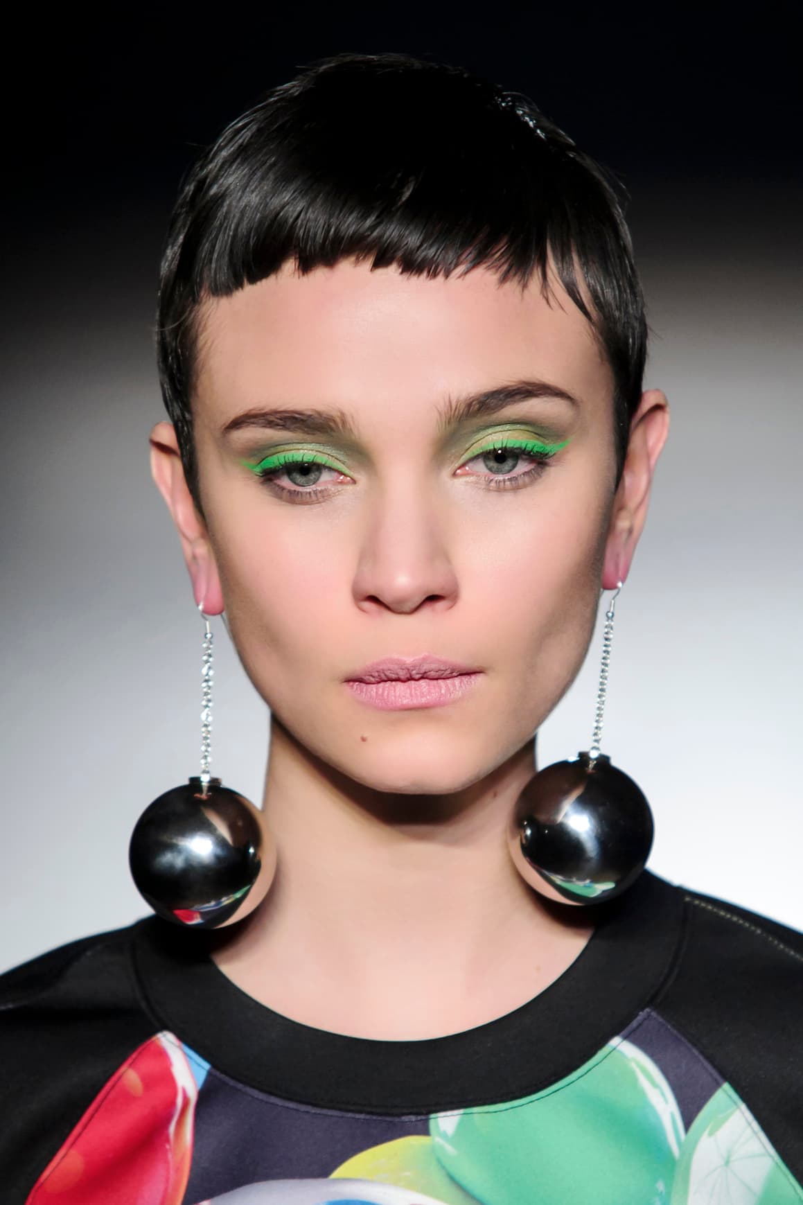 <b>Verde neón.</b> Una sombra en tono verde bosque invade los párpados mientras un trazo estilo cat eye en
<a href="http://www.sephora.com/sketch-marker-liquid-art-eyeliner-P409974?skuId=1844778&icid2=products%20grid%3Ap409974">delineador verde</a> neón le da el toque final a este maquillaje. Los ojos verde, marrón y miel se pueden ver muy bien con este tono de sombras. Los ojos más obscuros no resaltan tanto, aunque si quieres experimentar este look te recomendamos que vayas a una tienda para que te los maquillen y así veas si te queda.
<br>