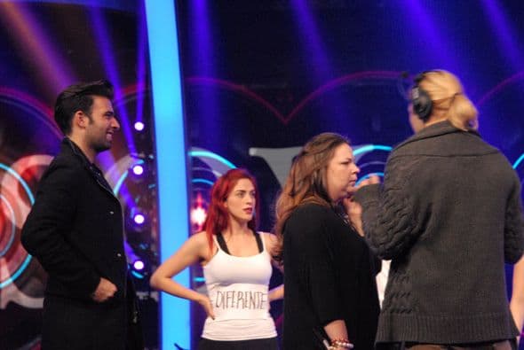 También gente de producción los ayuda a ver dónde pararse, moverse y demás.