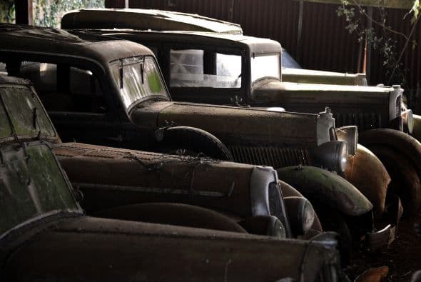 Entre los 60 autos de colección hay modelos exclusivos de marcas como Ferrari, Maserati, Porsche y Jaguar. Los autos fueron comprados entre las décadas de 1950 y 1970 por el empresario del transporte Roger Baillon, quien soñaba con restaurar su antigua colección y mostrarla en un museo. Llegó a reunir más de 100 autos pero su empresa empezó a decaer y tuvo que vender la mitad. Tras su muerte todo quedó para su hijo Jacques, quien falleció el año pasado. Los siguientes herederos, los nietos de Baillon, descubrieron el tesoro cuando fueron hasta la granja para ver su estado con intenciones de ponerla a la venta.
